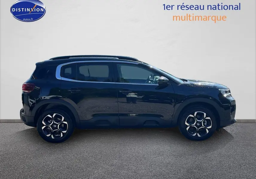 Profil droit du SUV Citroën C5 Aircross noir avec jantes alu 18 pouces et barres de toit noires.