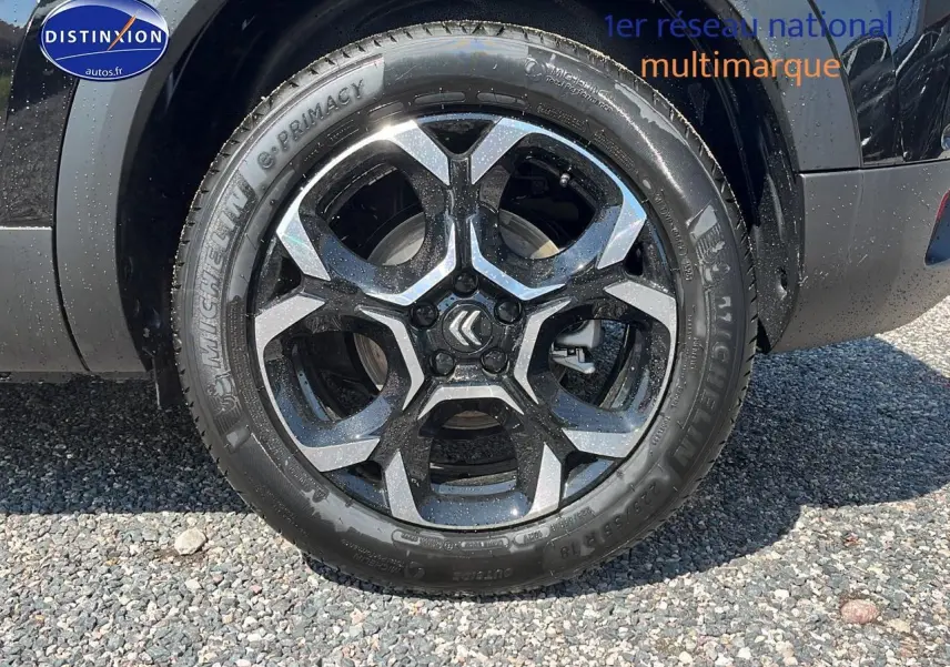 Gros plan sur la jante alu 18 pouces noire et argent du côté arrière droit du Citroën C5 Aircross noir 2025.