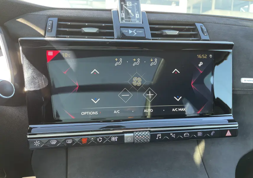 Vue rapprochée de la console centrale du DS7 2018 gris Artens, mettant en valeur l'écran tactile et l'horloge analogique intégrée.
