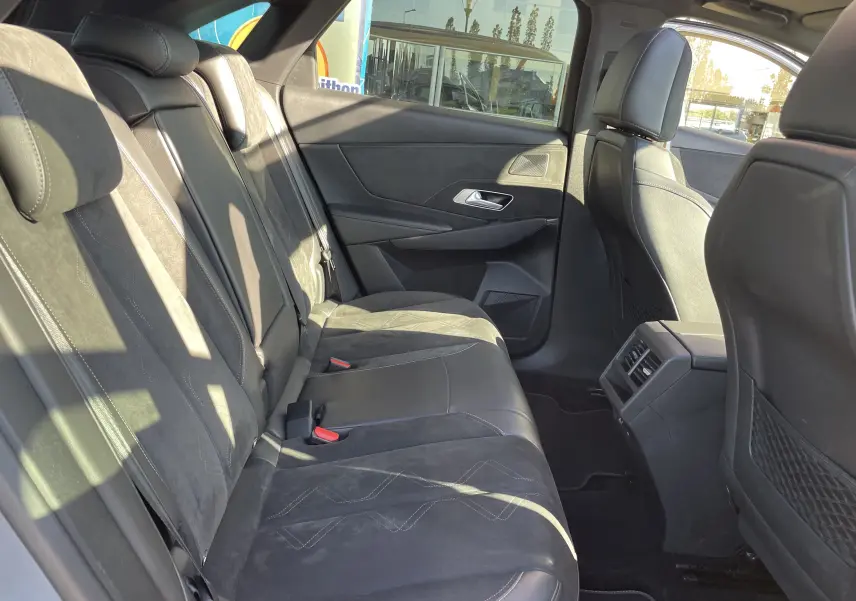 Vue latérale droite de l'intérieur arrière du DS7 2018, sièges en cuir et alcantara gris noir avec coutures apparentes.