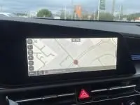 Écran central du tableau de bord d'une Kia Niro EV 204 CV Active 2024 affichant la navigation GPS.