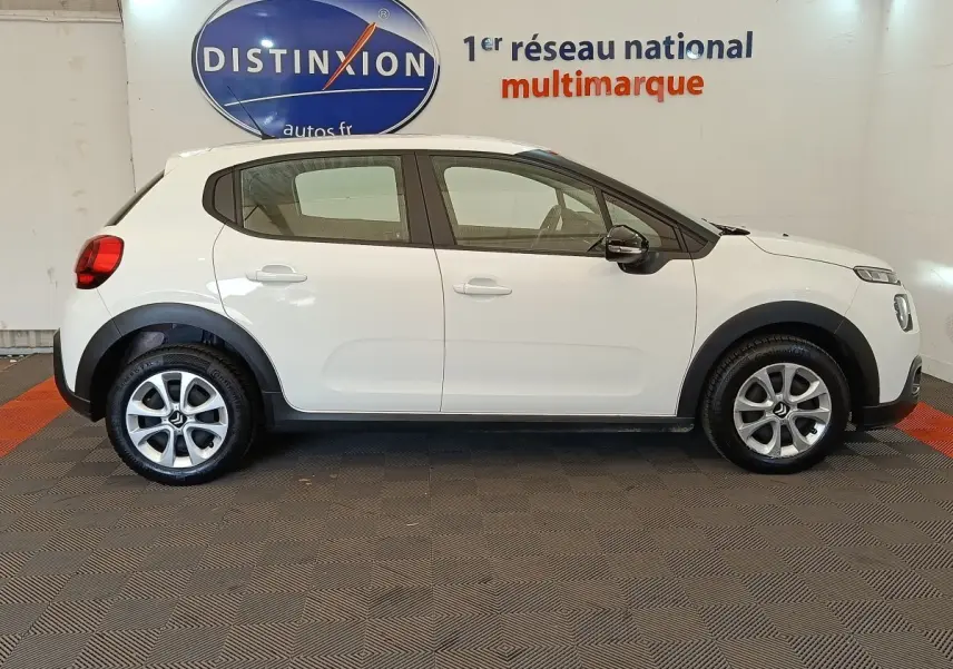 Profil droit d'une Citroën C3 blanche 2022 avec jantes alliage et protections noires sur les passages de roues.