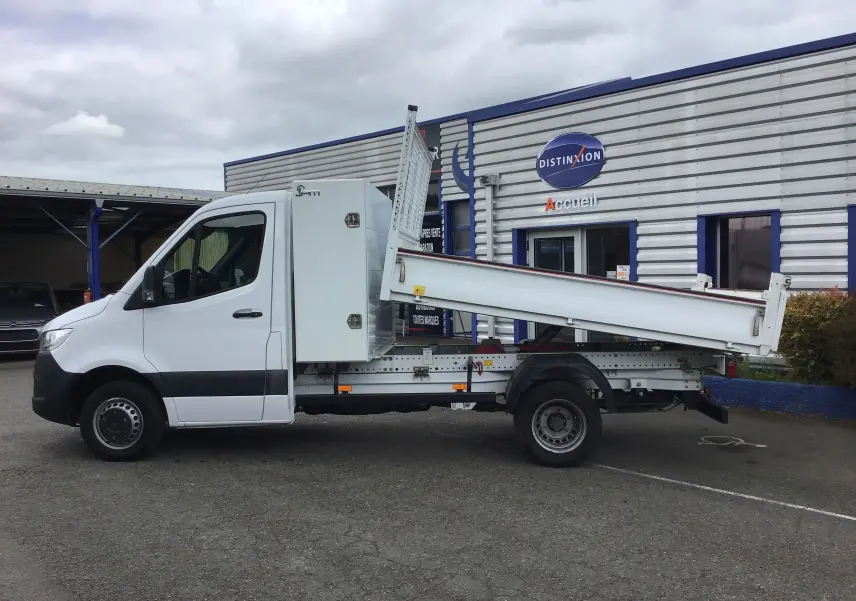 Vue latérale droite d'un Mercedes Sprinter blanc 2018 avec benne relevée et coffre latéral sur châssis cabine.