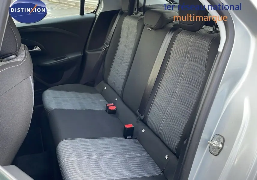 Vue intérieure sur la banquette arrière de l’Opel Corsa gris Kristall Metal, avec sellerie tissu gris et noir.