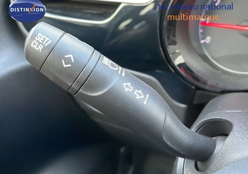 Gros plan sur la commande de clignotant à gauche du volant dans l’habitacle d’une Opel Corsa gris Kristall Metal.