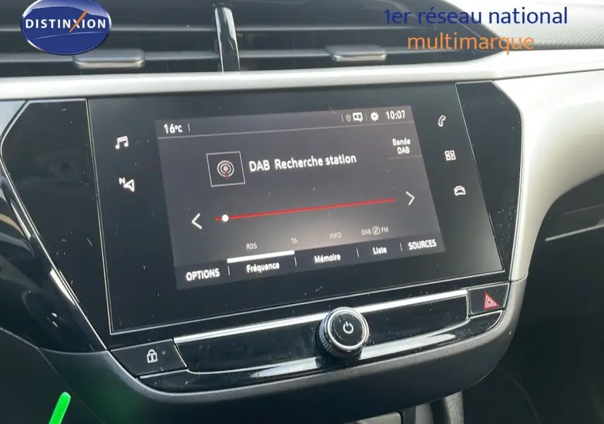 Écran tactile central de l’Opel Corsa gris Kristall, affichant la recherche de station DAB, vue intérieure rapprochée.