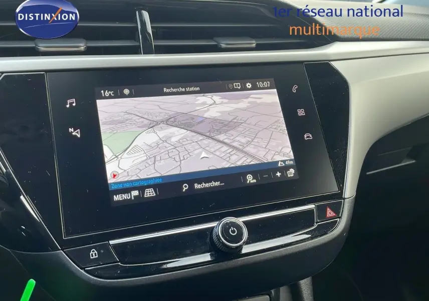 Vue rapprochée de l’écran central tactile avec navigation dans l’habitacle gris clair de l’Opel Corsa 2022.