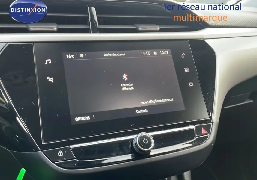 Écran tactile central avec interface multimédia dans l'habitacle d'une Opel Corsa gris Kristall Metal, vue de face.