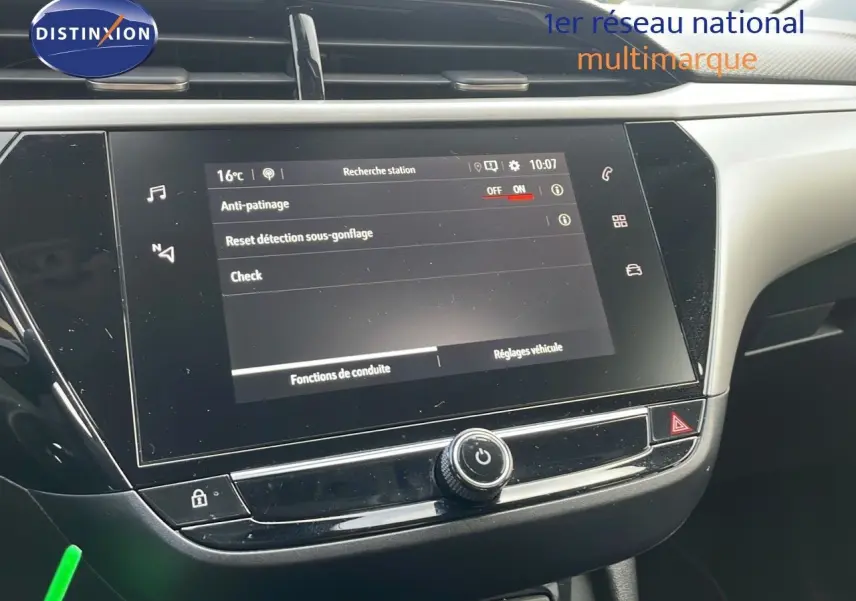 Écran tactile central de la console d’une Opel Corsa gris kristall metal, vue intérieure rapprochée côté passager.