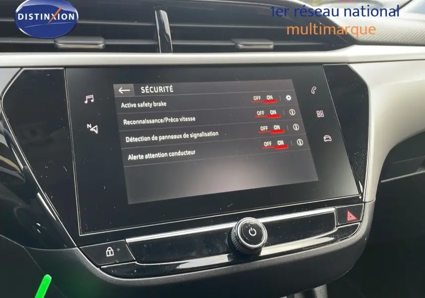 Écran tactile central de la console d'une Opel Corsa gris Kristall Metal, affichant les options de sécurité activées.