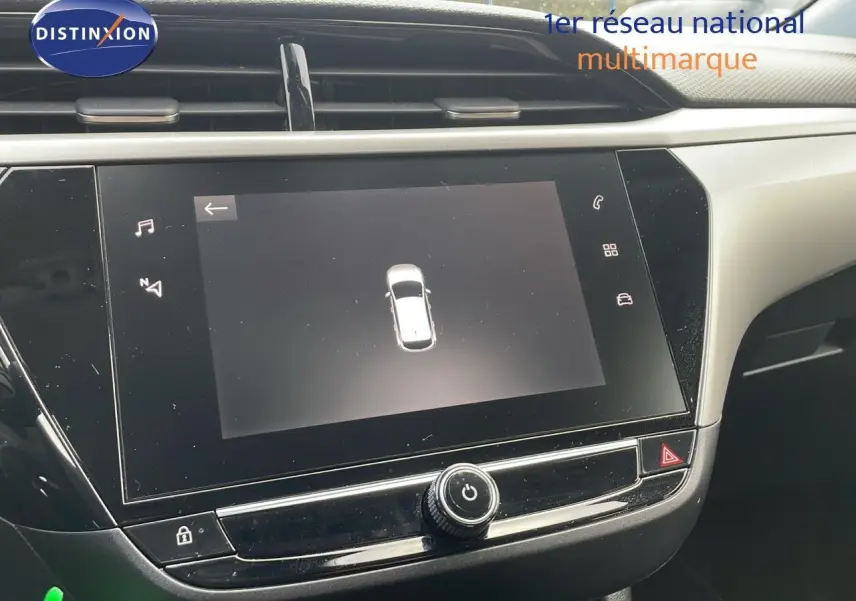 Écran tactile central affichant l'interface de stationnement de l'Opel Corsa, intérieur moderne en noir et gris.