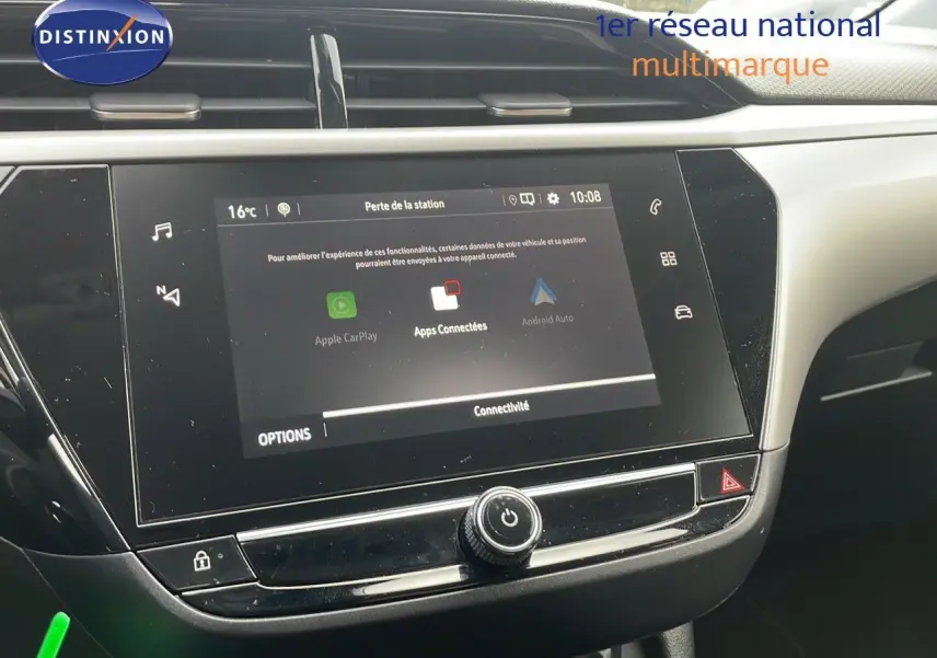 Vue rapprochée de l’écran tactile central de l’Opel Corsa gris Kristall Metal, affichant les options Apple CarPlay et Android Auto.