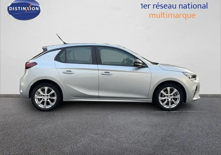Profil droit d'une Opel Corsa gris kristall metal 2022, compacte cinq portes avec jantes alliage et rétroviseurs noirs.