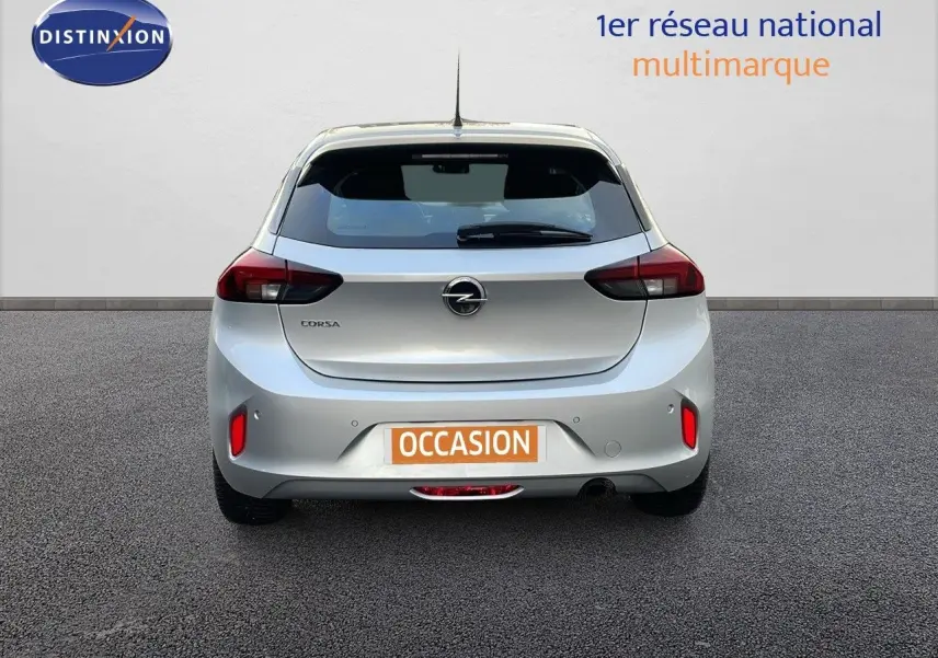 Vue arrière d'une Opel Corsa gris Kristall Metal 2022 avec feux rouges et plaque d'occasion visible.