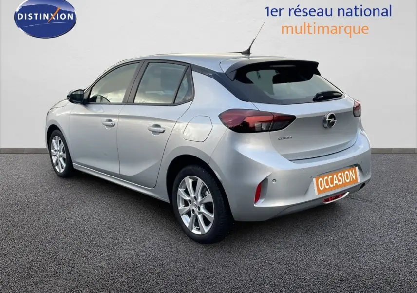 Opel Corsa gris kristall metal vue 3/4 arrière droit, compacte cinq portes avec jantes alliage et feux foncés.