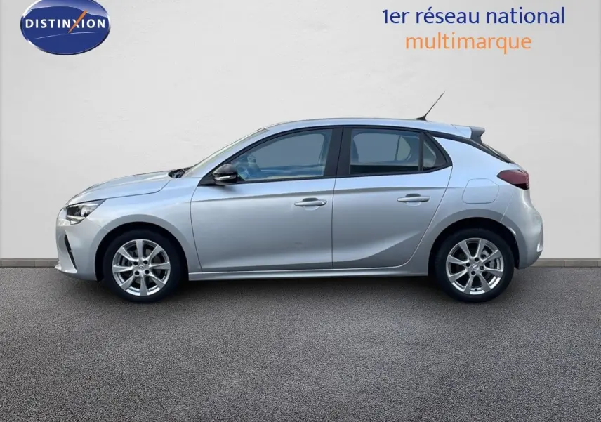 Vue latérale gauche d'une Opel Corsa gris kristall metal 2022, compacte à cinq portes avec jantes alliage.