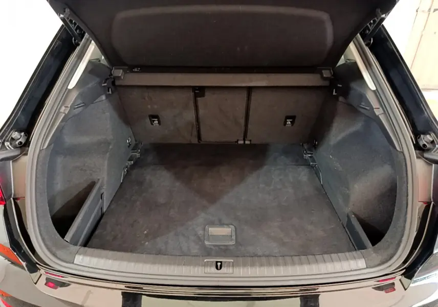 Coffre ouvert noir d'un Audi Q3 35 TDI 150 S tronic Business Line, vue arrière montrant l'espace de chargement vide.