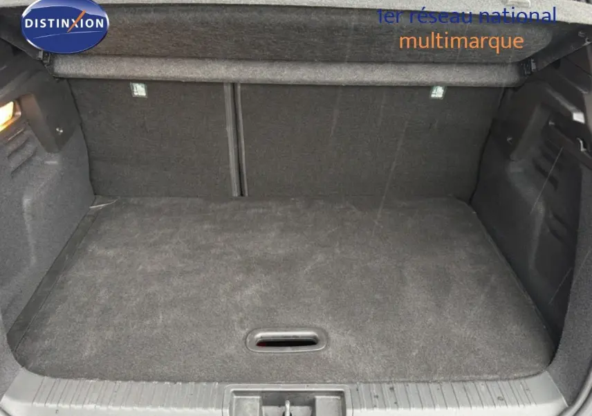 Coffre ouvert d’un Renault Captur 1.0 ECO-G 100CH TECHNO 2025, vue intérieure montrant un espace de rangement noir.