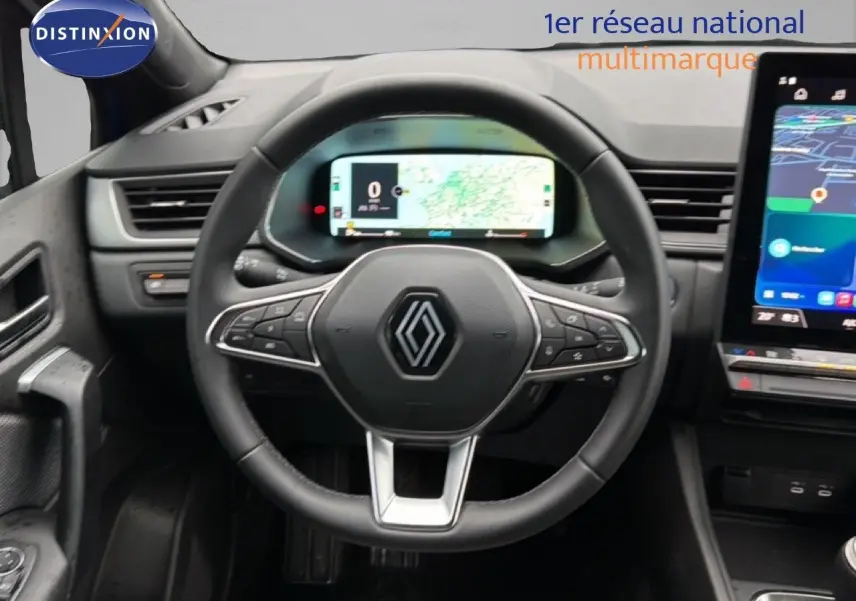 Vue frontale du volant noir du Renault Captur 2025 avec tableau de bord numérique et écran tactile de navigation.