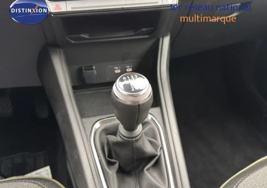 Gros plan sur le levier de vitesses manuel noir dans l’habitacle du Renault Captur 1.0 ECO-G 100CH TECHNO 2025.