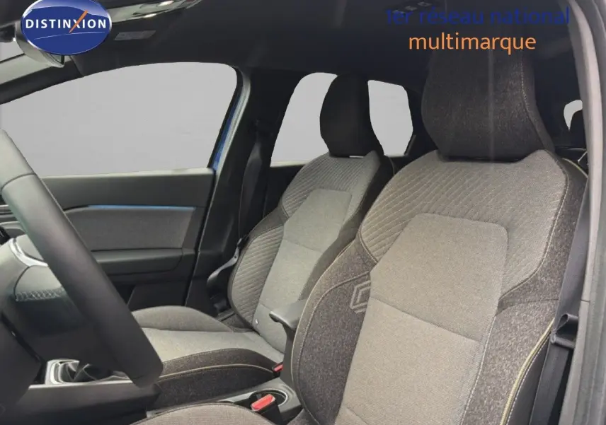 Vue intérieure montrant les sièges avant en tissu gris du Renault Captur 1.0 ECO-G 100CH TECHNO 2025.