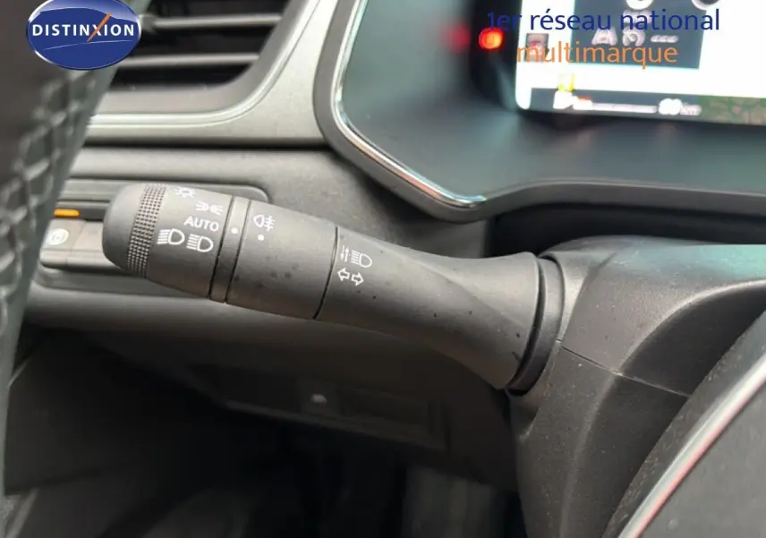 Gros plan sur la commande des phares et clignotants du tableau de bord d’un Renault Captur 2025.