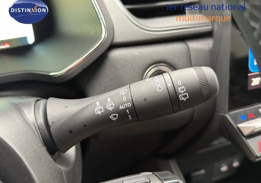 Gros plan sur la commande des essuie-glaces du Renault Captur 2025, intérieur noir avec écran tactile partiel visible.