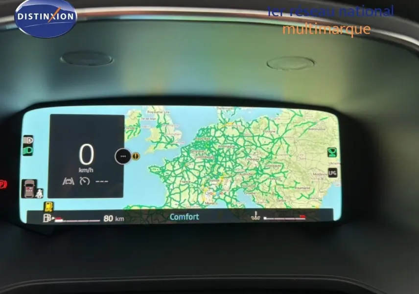 Affichage numérique du tableau de bord du Renault Captur 2025 montrant la carte de navigation et l'indicateur de vitesse à 0 km/h.