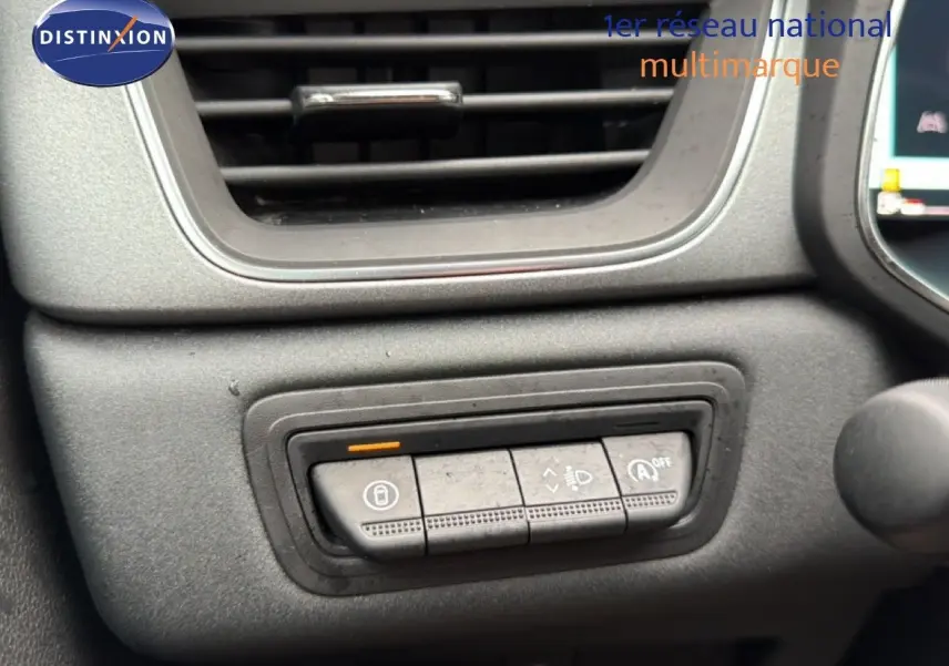 Gros plan sur les commandes du tableau de bord du Renault Captur bleu Iron Metal avec toit noir, version 2025.