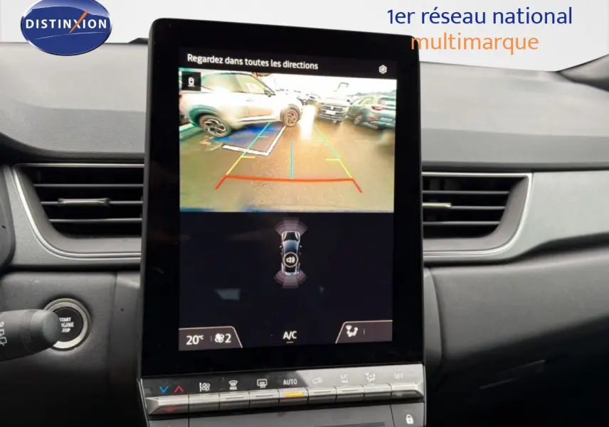 Vue intérieure centrée sur l'écran tactile affichant la caméra de recul du Renault Captur bleu iron metal avec toit noir.