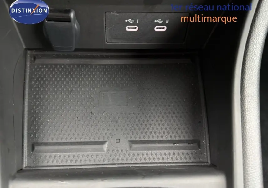 Vue rapprochée de la console centrale du Renault Captur 2025, avec ports USB-C et surface de recharge sans fil.
