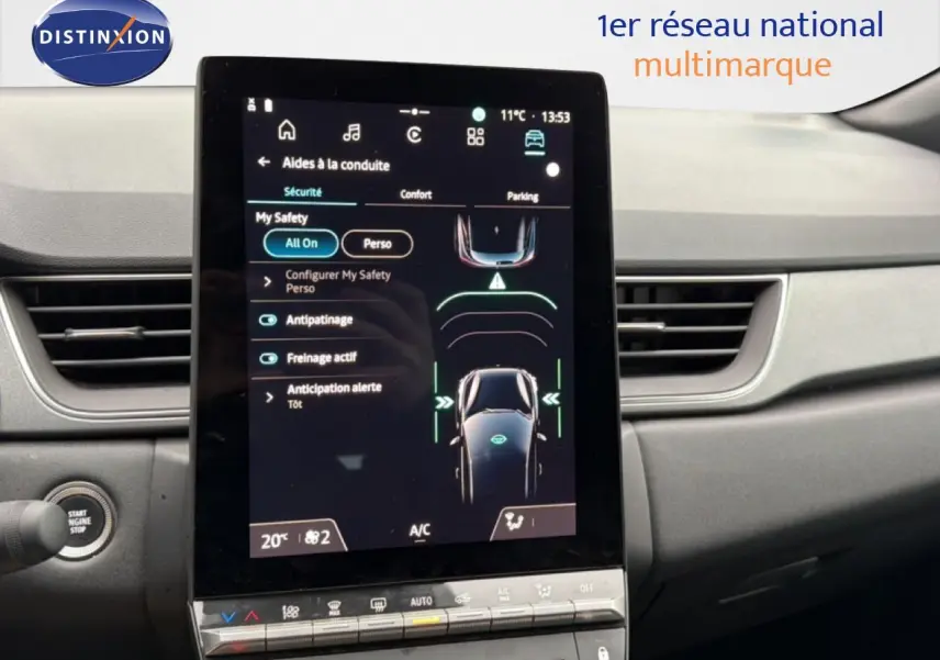 Vue intérieure centrée sur l'écran tactile du tableau de bord du Renault Captur 2025, ambiance gris noir.