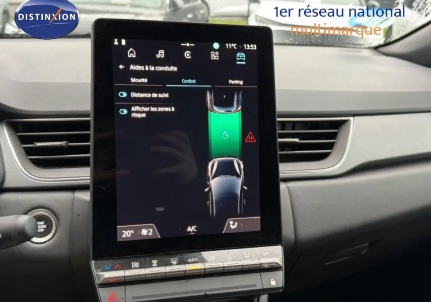 Vue rapprochée de l’écran tactile central du Renault Captur 2025 affichant les aides à la conduite, intérieur gris noir.