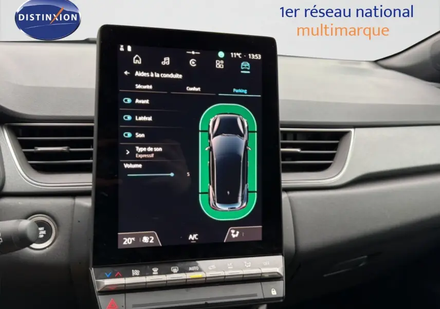 Vue intérieure du tableau de bord du Renault Captur 2025 avec écran tactile central affichant les aides à la conduite.