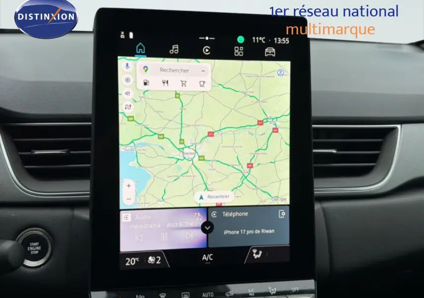 Vue intérieure centrée sur l'écran tactile du système de navigation du Renault Captur 2025, avec tableau de bord gris noir.