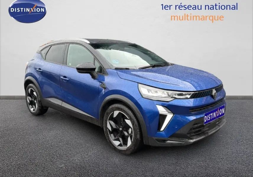 Renault Captur 2025 bleu Iron Metal avec toit noir, vue 3/4 avant mettant en valeur les feux LED et jantes bicolores.