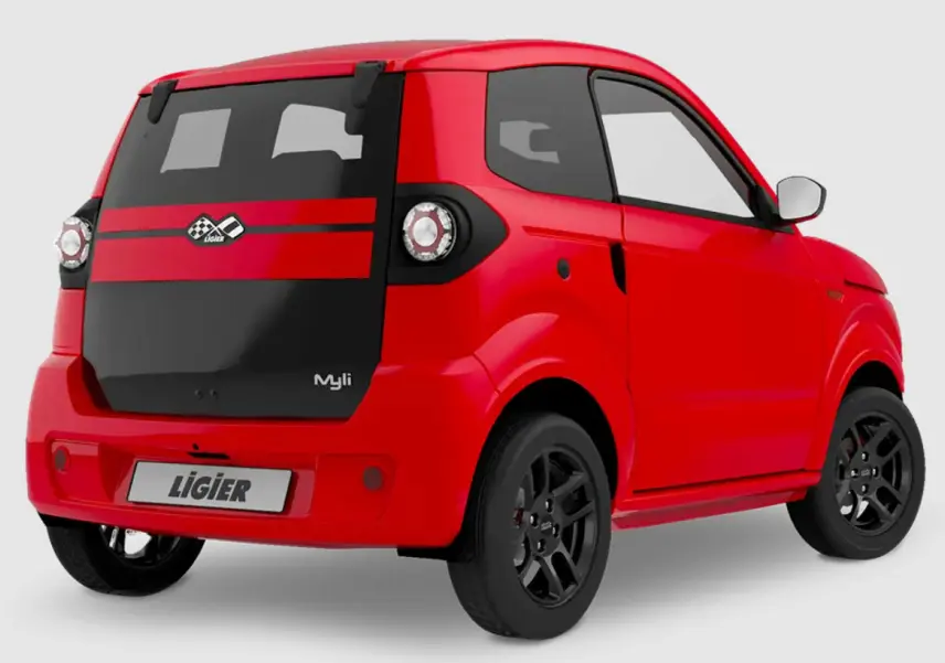 Vue 3/4 arrière droite d'une Ligier Myli rouge 2026 avec jantes alu noires et hayon arrière noir distinctif.