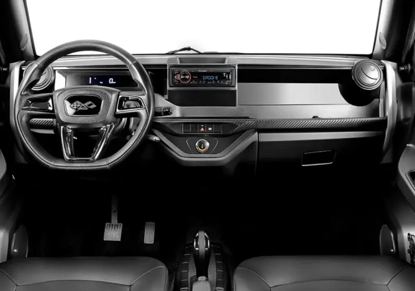 Vue frontale de l’habitacle de la LIGIER Myli 0.5 REVO D+ MAX 2026, tableau de bord noir avec autoradio Pioneer intégré.