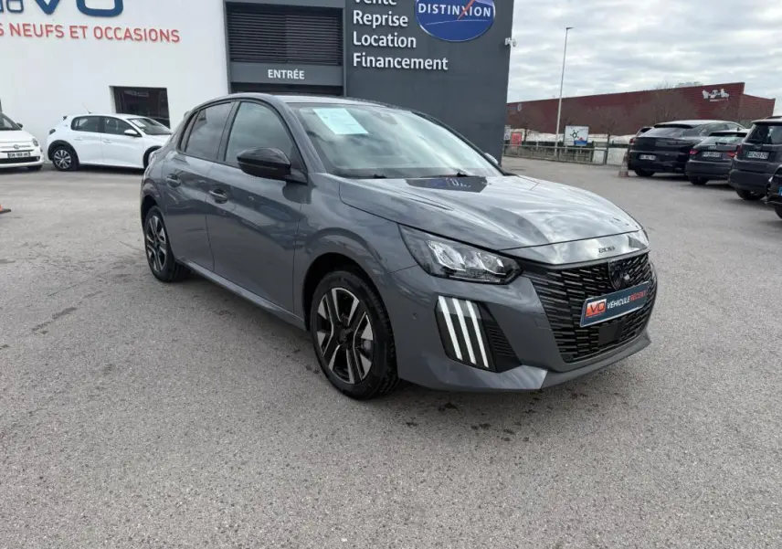 Peugeot 208 Hybrid 145 gris vue 3/4 avant droit, avec calandre noire et jantes alliage 16 pouces visibles.