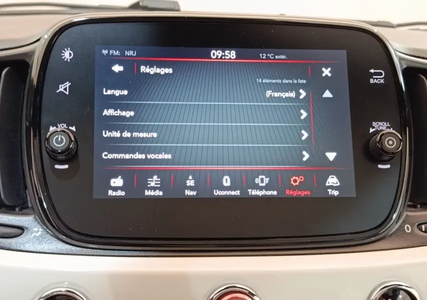 Écran tactile central de la Fiat 500 Hybrid blanc, affichant le menu Réglages en vue frontale rapprochée.