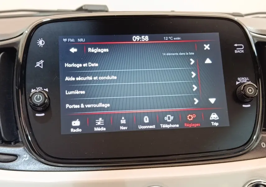 Écran tactile central du tableau de bord de la Fiat 500 Hybrid affichant le menu Réglages à 09:58.