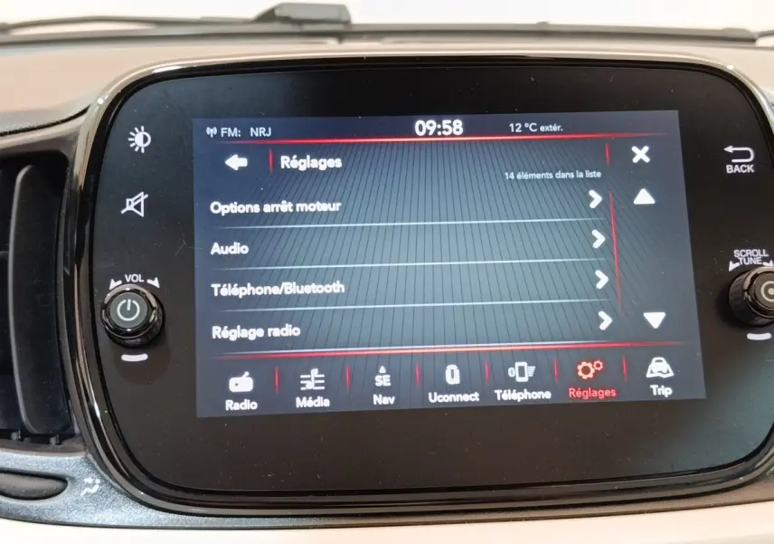 Gros plan sur l'écran tactile central noir du tableau de bord de la FIAT 500 blanche, affichant le menu Réglages.