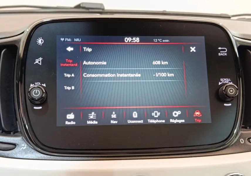 Écran tactile central de la Fiat 500 Dolcevita 2022 affichant les données de trajet, entouré de la console blanche.
