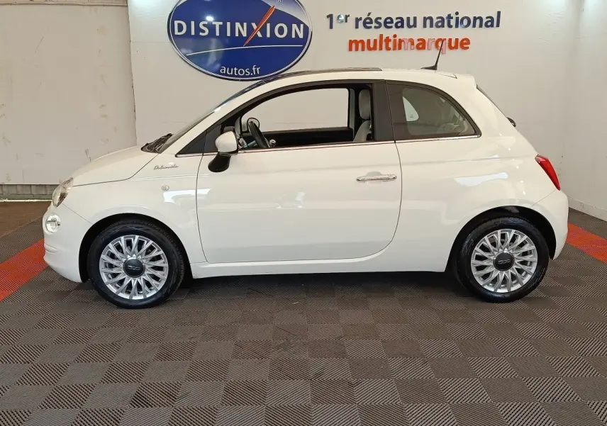 Profil latéral droit d'une Fiat 500 blanche Dolcevita 2022, avec jantes alliage et vitrage teinté.