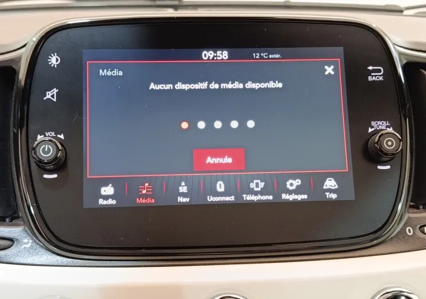 Écran tactile central de la Fiat 500 Dolcevita 2022 affichant un message d'absence de média, vue de face.