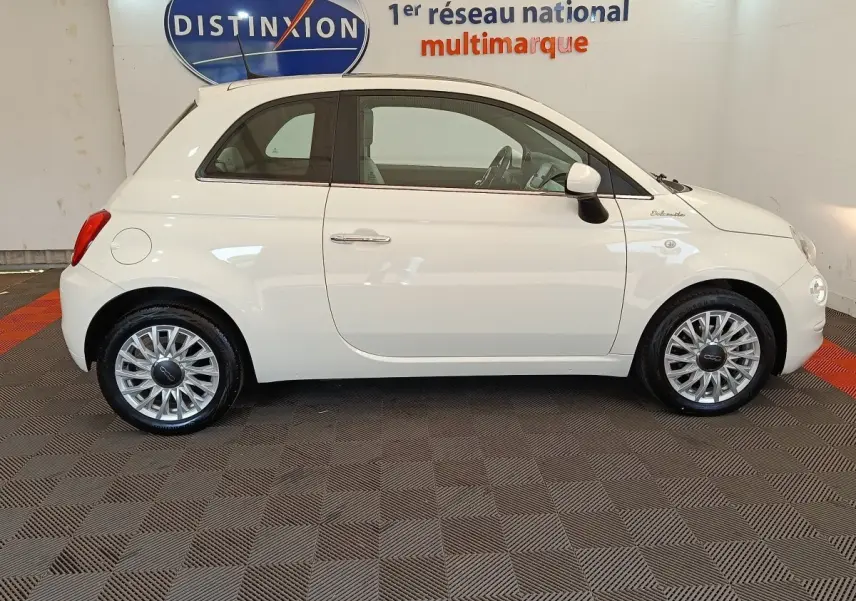 Profil droit d'une FIAT 500 blanche Dolcevita 2022, compacte et élégante, avec jantes alliage distinctives.