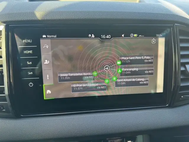 Écran tactile central du tableau de bord du Skoda Karoq 2025 affichant le système de navigation GPS.