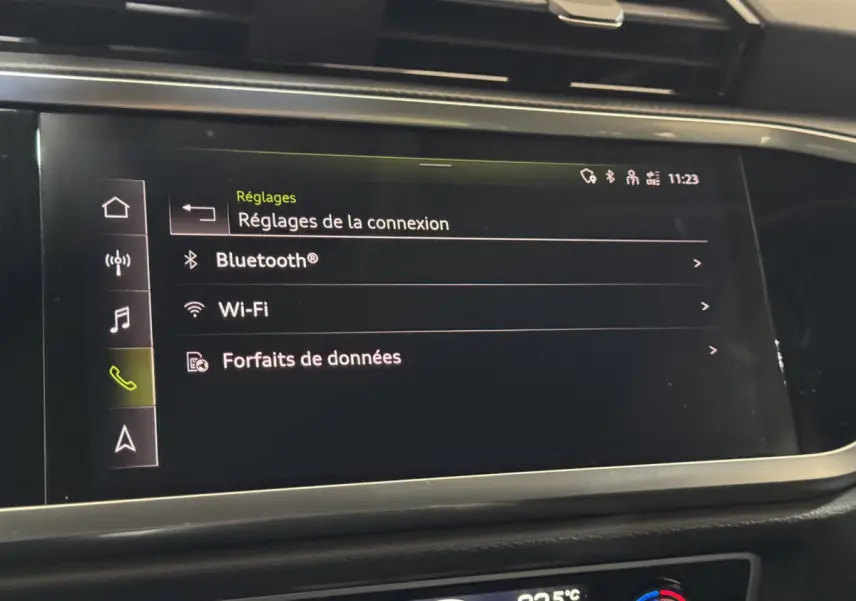 Écran tactile central de l'Audi Q3 Business Line 2022 montrant les réglages Bluetooth, Wi-Fi et forfaits de données.