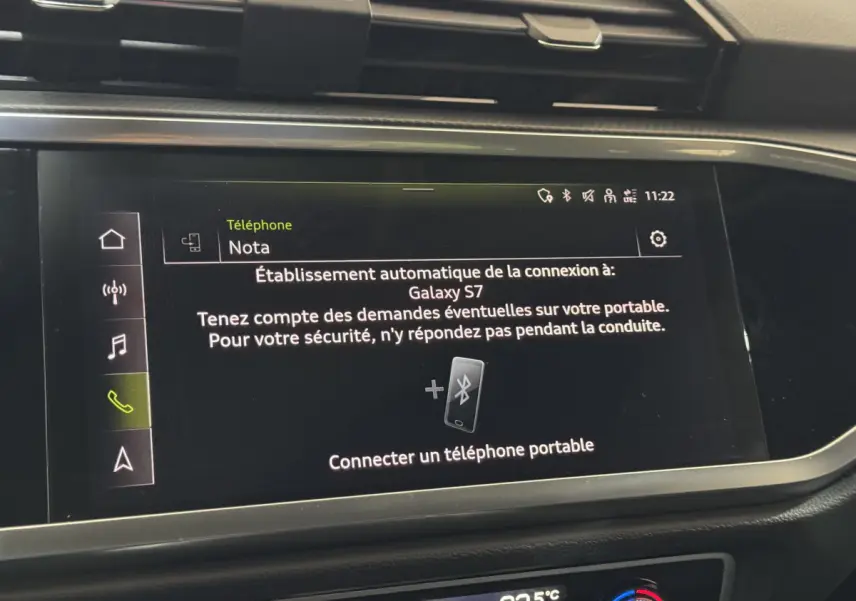 Écran tactile central affichant la connexion Bluetooth dans l'habitacle noir de l'Audi Q3 35 TFSI 2022.