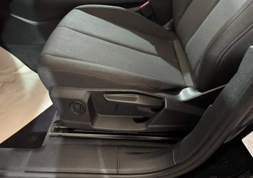 Gros plan sur le siège avant gauche noir de l'Audi Q3 35 TFSI 150 MHEV Business Line 2022, intérieur sobre.